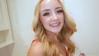 Bubble butt blondie with huge tits offers hot blowjob to her fan